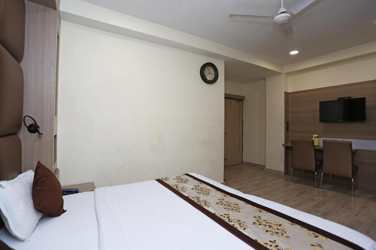 Capital O 5663 Gs Inn Chinhat Δωμάτιο φωτογραφία